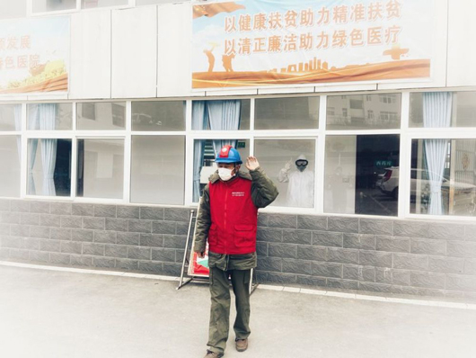 抗“疫”一線相遇 夫妻隔窗相望背身?yè)]手