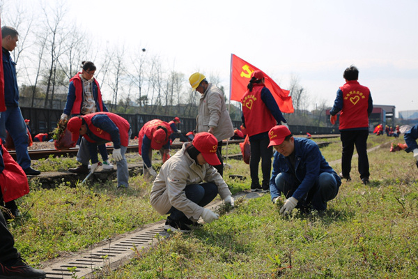 大唐石門發(fā)電公司開展“拔草護安全，黨員我先行”志愿服務活動