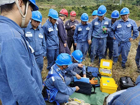 鳳慶供電局開展接地電阻儀、直流試送儀的培訓(xùn)