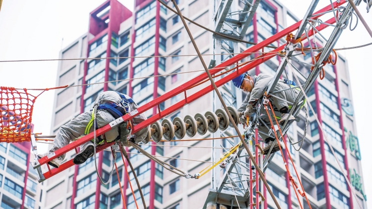 云南電網公司首創(chuàng)帶電作業(yè)新技術消除變電站隱患