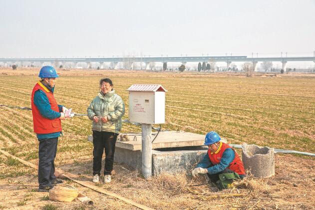 山東省梁山縣：黃河灘區(qū)上，井在地頭，電到井口