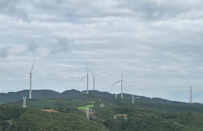 國能云南新能源九龍山風電項目鋼塔段塔筒順利吊裝完成