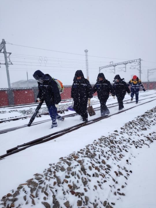 哈爾濱供電段雪中巡視保障行車供電安全