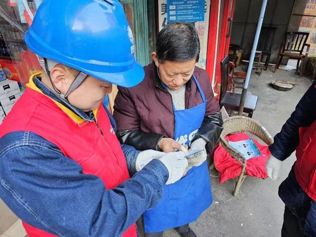 國網白河縣供電公司張貼電力服務聯系卡 提升客戶電力獲得感