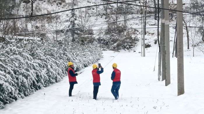 國(guó)網(wǎng)洛南縣供電公司冰雪巡線守護(hù)萬(wàn)家燈火