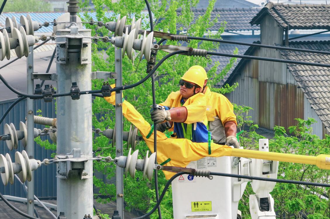 國(guó)網(wǎng)余姚市供電公司“蜘蛛車(chē)”亮相 帶電作業(yè)再添新成員