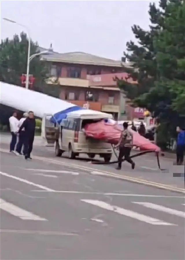 黑龍江一面包車被風(fēng)電機(jī)葉片刺穿，知情人：車上載有7人