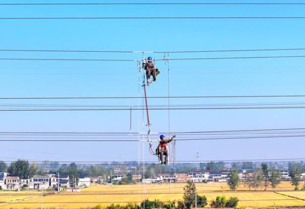 國(guó)網(wǎng)漣水縣供電公司組織檢修人員在朱碼街道境內(nèi)線路