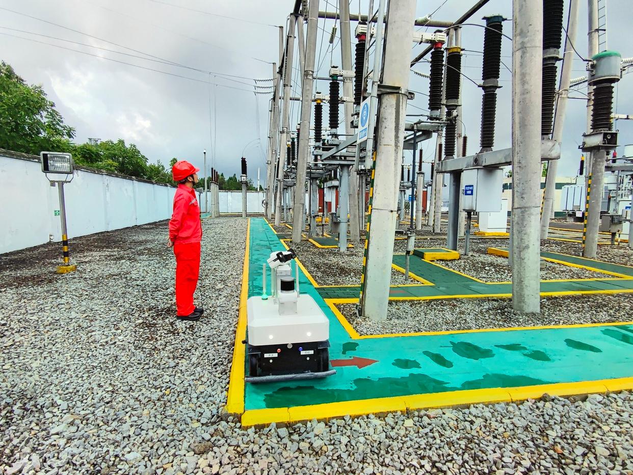 涪陵氣田首次在變電站投用智能巡檢機器人