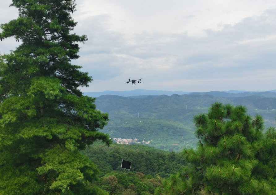 無人機(jī)“飛”越陡坡，山地光伏施工提速