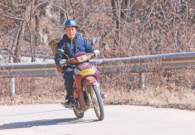邢海明：三十五載風雨無阻 “背簍電工”情暖深山人家