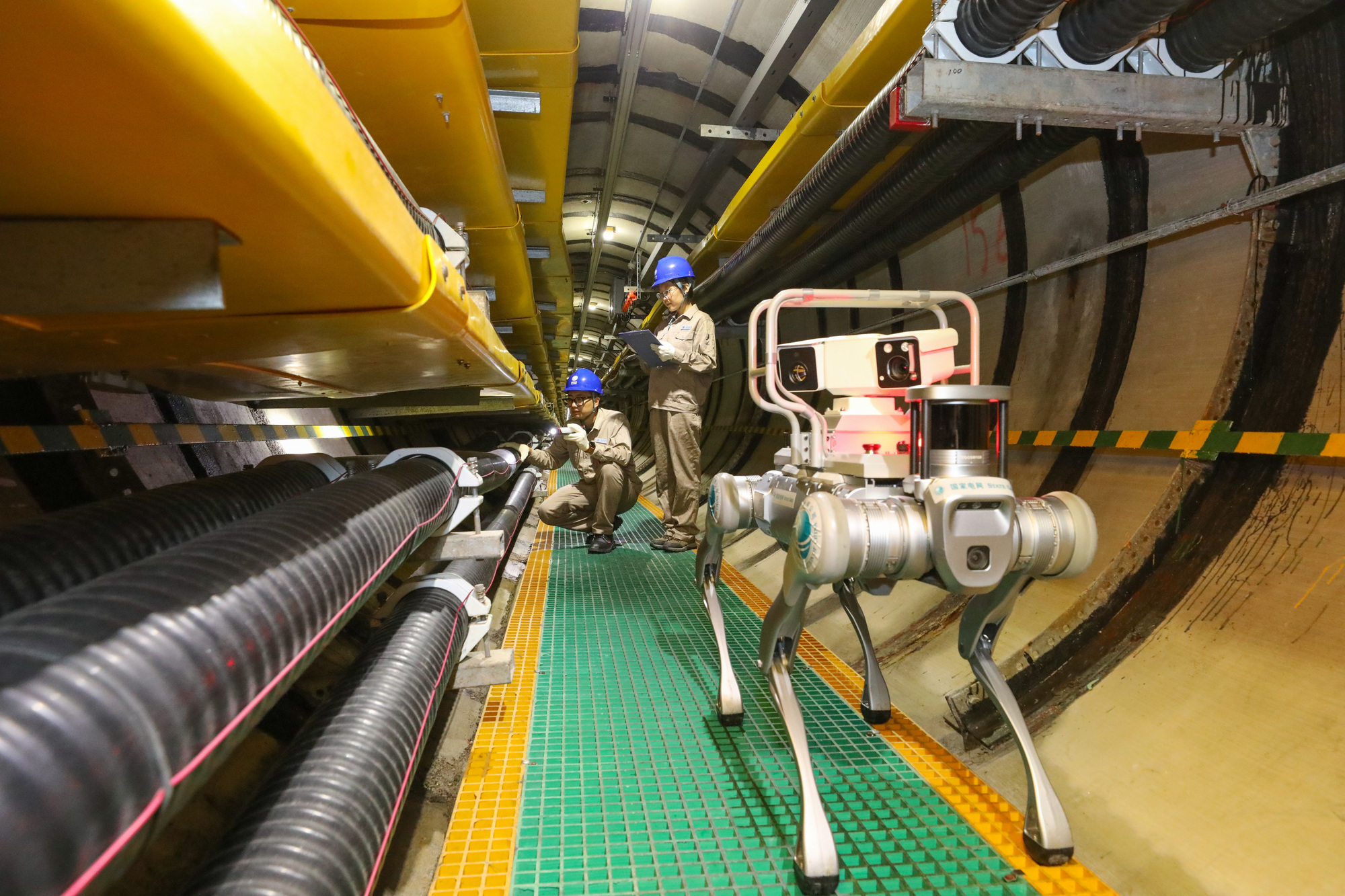 國網(wǎng)天津電纜公司應用四足巡檢機器巡檢電纜隧道