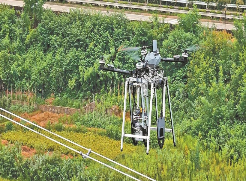 湖南送變電公司自主研發(fā)雙分裂導(dǎo)線間隔棒智能安裝無人機