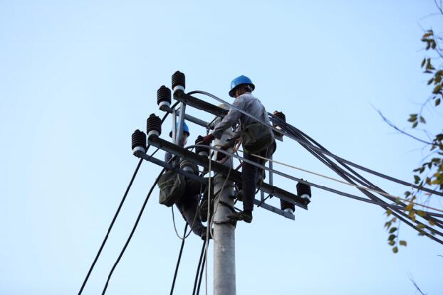 福安供電：土方車惹禍撞斷電桿  供電部門14小時(shí)搶修恢復(fù)供電